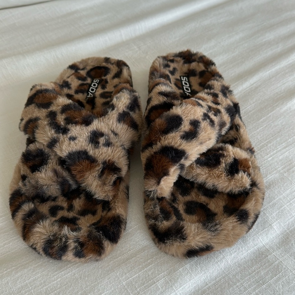 NEW Women’s SODA crossover leopard plush slipper shoe. Size 11